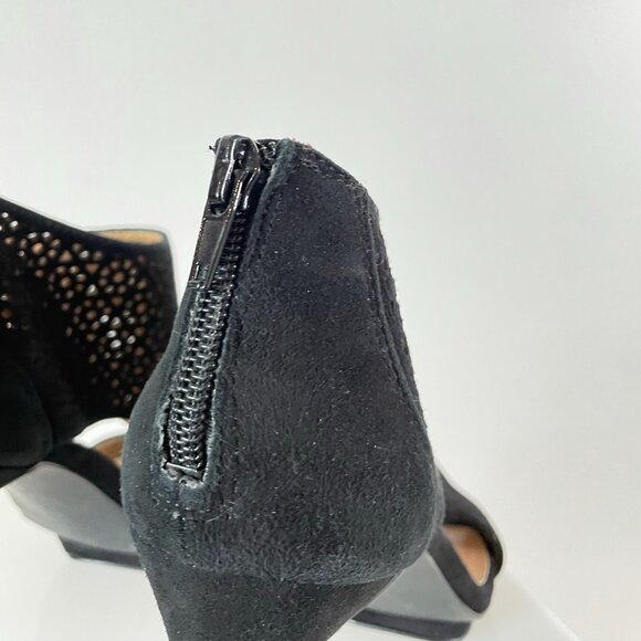 Such Detail! BCBGeneration ‘Kadia’ Die-Cut Black Suede Lacework Sandals Heels - Picture 8 of 9